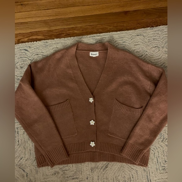 Light Mauve Pink Sweater with Flower Buttons, size Medium, Boutique - Picture 3 of 8